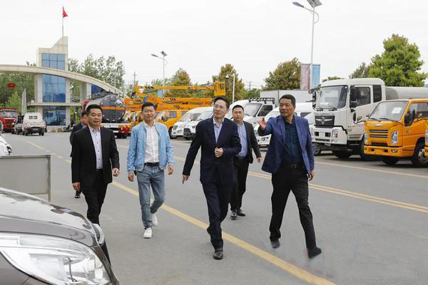 考察組一行參觀(guān)程力新能源車(chē)生產(chǎn)線(xiàn)