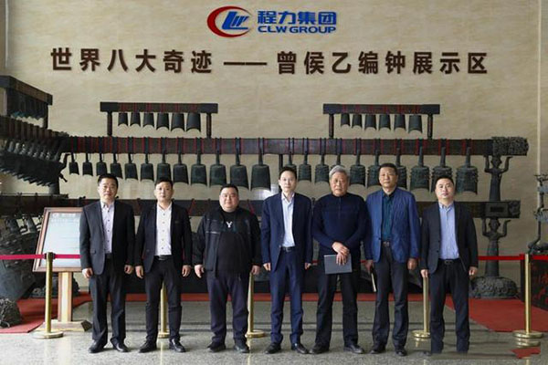 在程力汽車(chē)集團(tuán)總部迎賓大廳，雙方代表觀(guān)摩世界八大奇跡編鐘后合影紀(jì)念